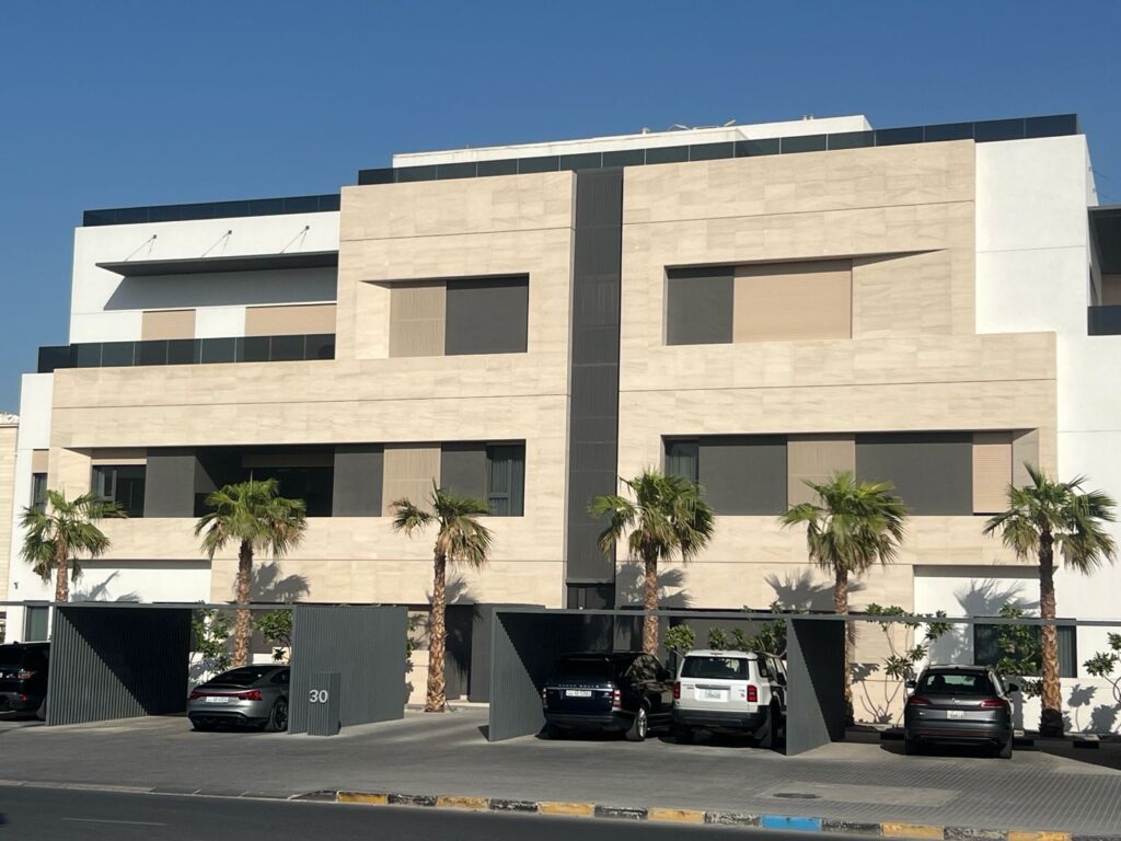 مبنى سكني مغطى بحجر موكا كريم البرتغالي مع أشجار النخيل